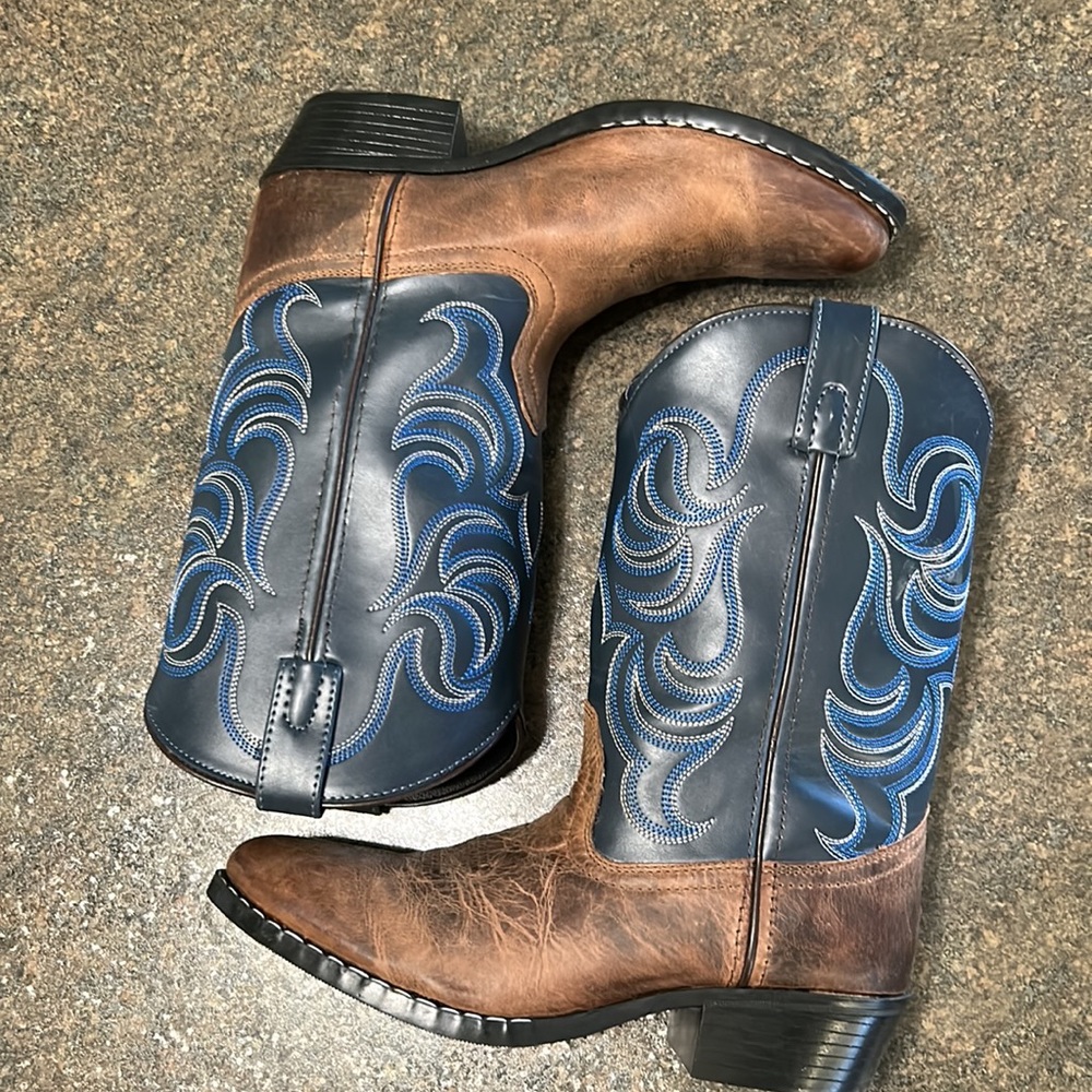 Boys leather cowboy boots size 6